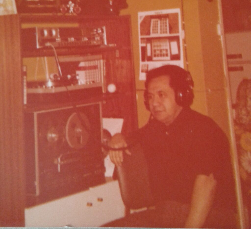 Vader van Roy Chamberlain luistert naar muziek met een bandrecorder en koptelefoon in de jaren 70 of 80.