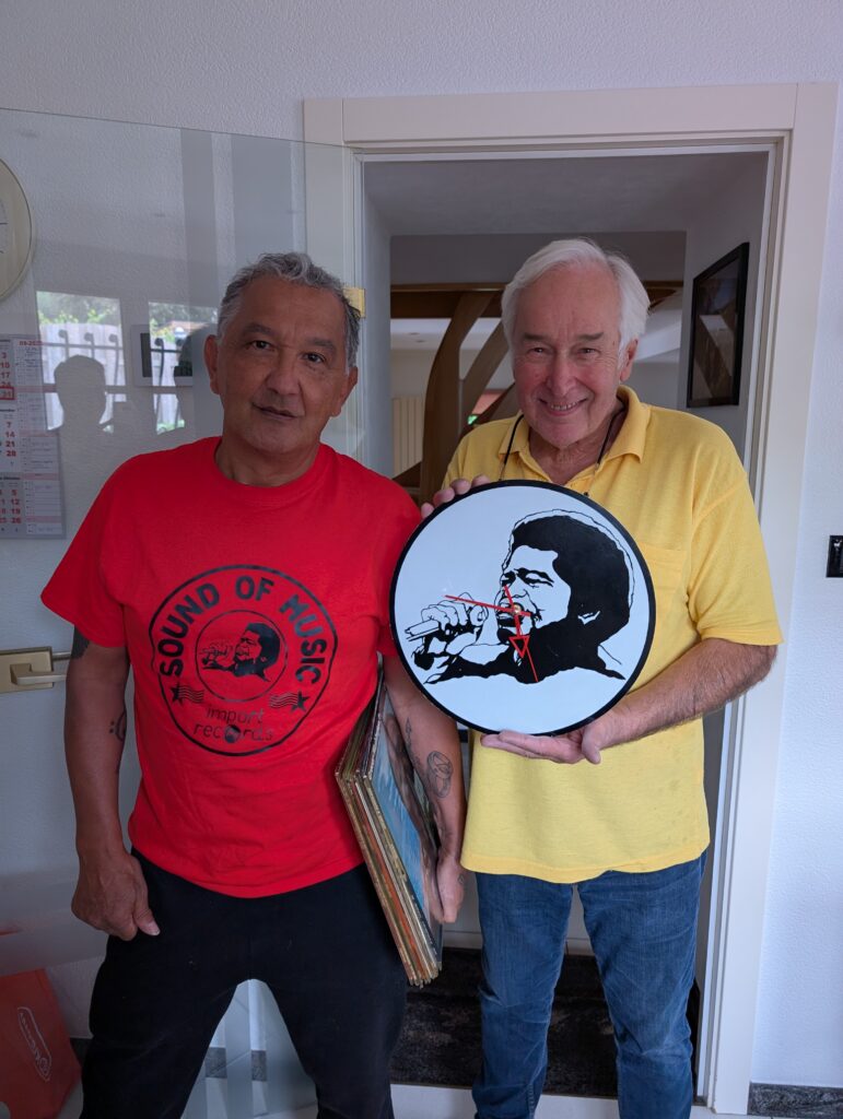 Roy Chamberlain samen met Mario Aldini van platenzaak Sound of Music in Maastricht