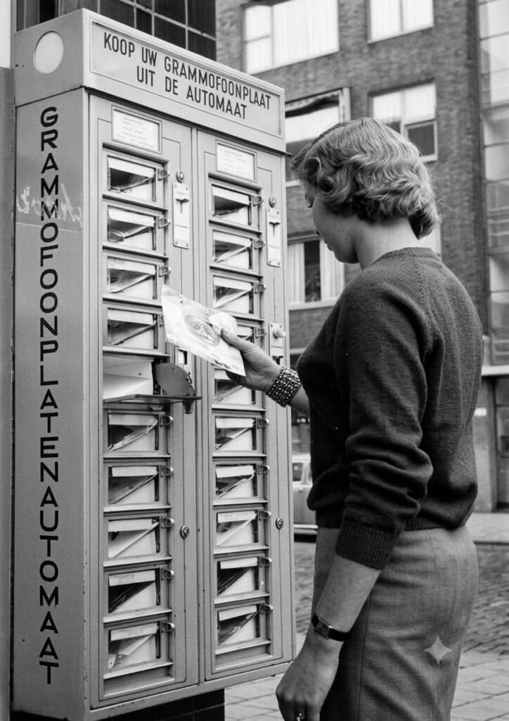 Oude singles-automaat met vinylsingles uit de beginjaren van Roy's muziekverzameling