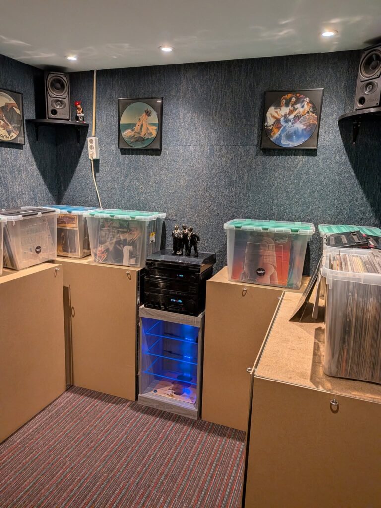 Verkoopruimte van RC Records met een selectie vinylplaten en picture discs uit de collectie van Roy Chamberlain.
