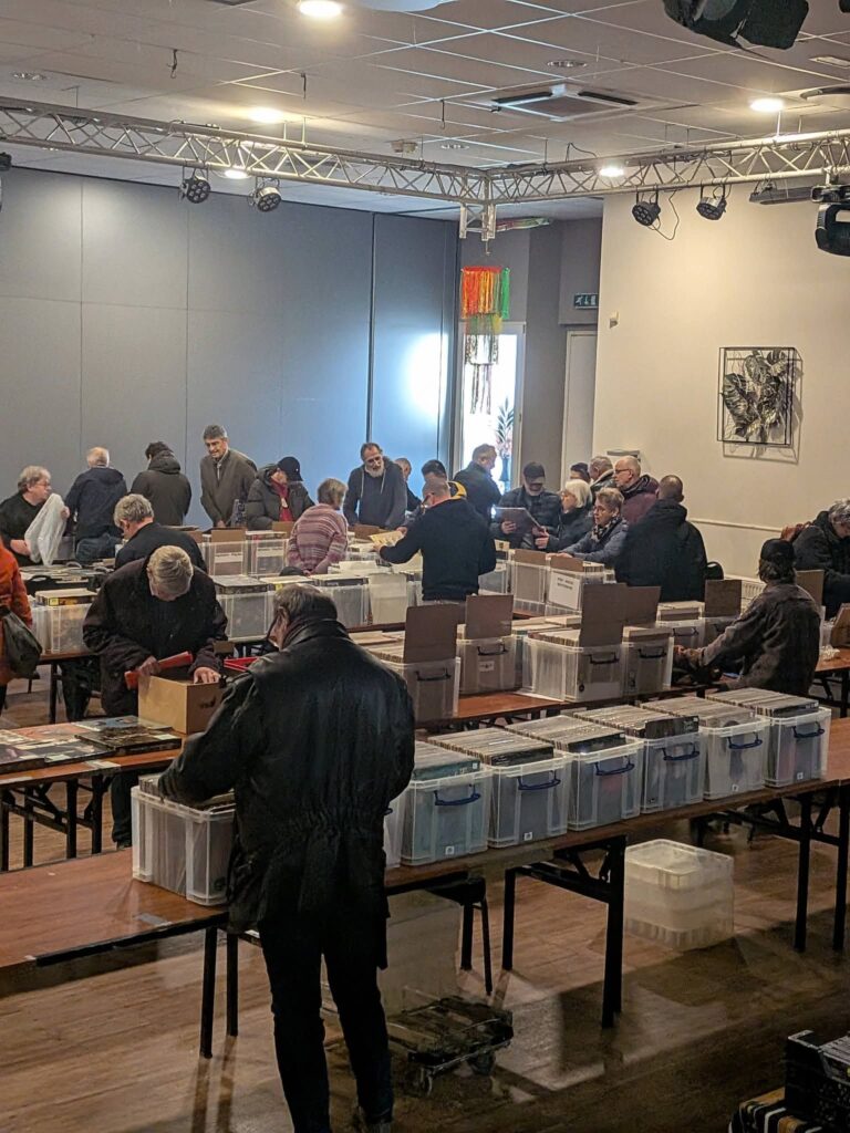 Bezoekers zoeken tussen honderden vinylplaten tijdens de door RC Records georganiseerde Platenbeurs Geleen.