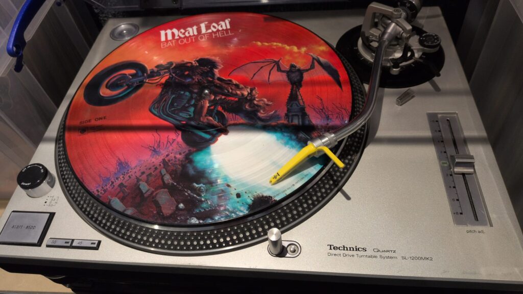 Technics SL-1200MK2 draaitafel van DJ FunKey R met de picture disc van Meat Loaf - Bat Out of Hell.