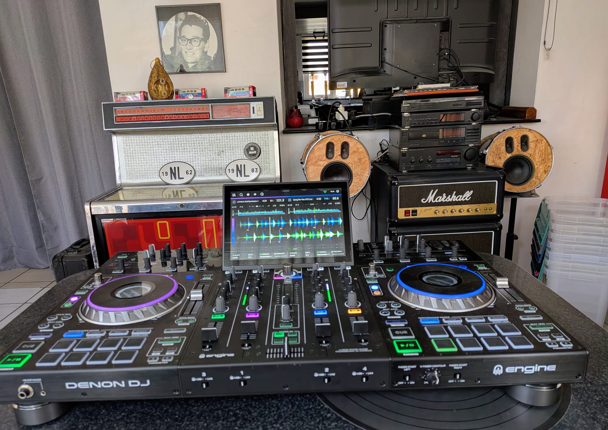 Denon DJ Prime 4 DJ-controller van DJ FunKey R in de muziekruimte van RC Music Services.
