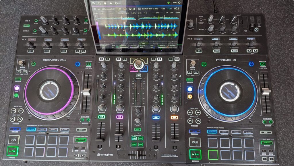Bovenaanzicht van de Denon DJ Prime 4 DJ-controller met touchscreen en vierkanaals mixer.