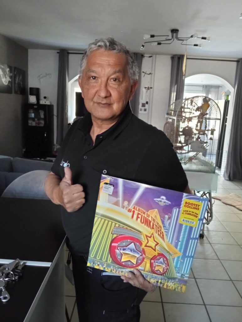 Roy Chamberlain toont trots een Bootsy Collins-lp uit zijn persoonlijke vinylverzameling.